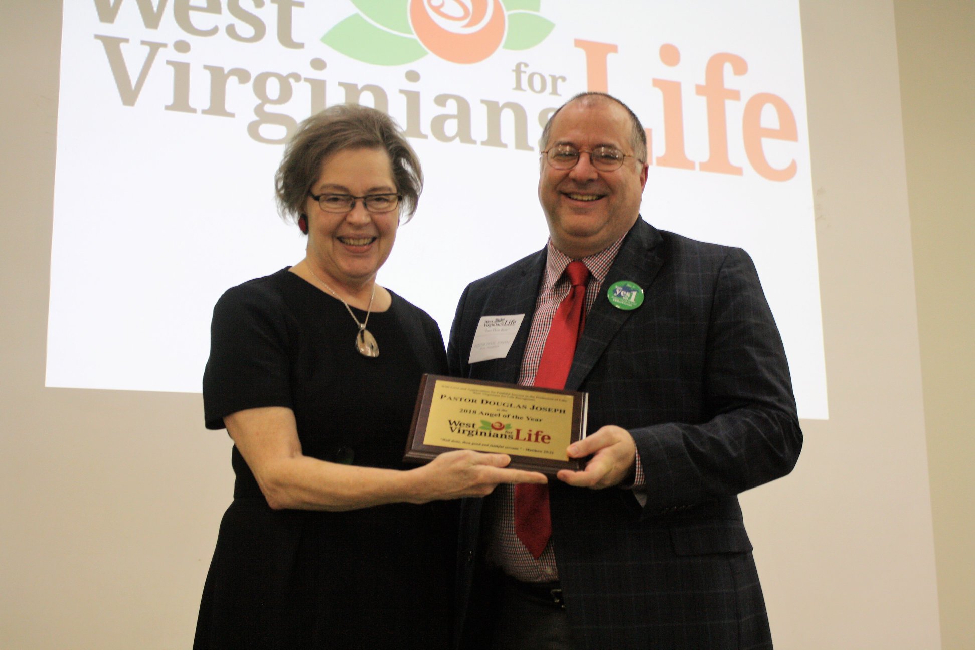 Dr. Wanda Franz presenting award to Pastor Doug Joseph, 2018-10-20